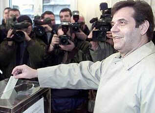 Kostunica votes 08 Dec 2002