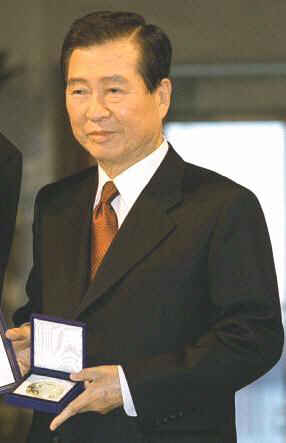 Kim with Nobel medal
